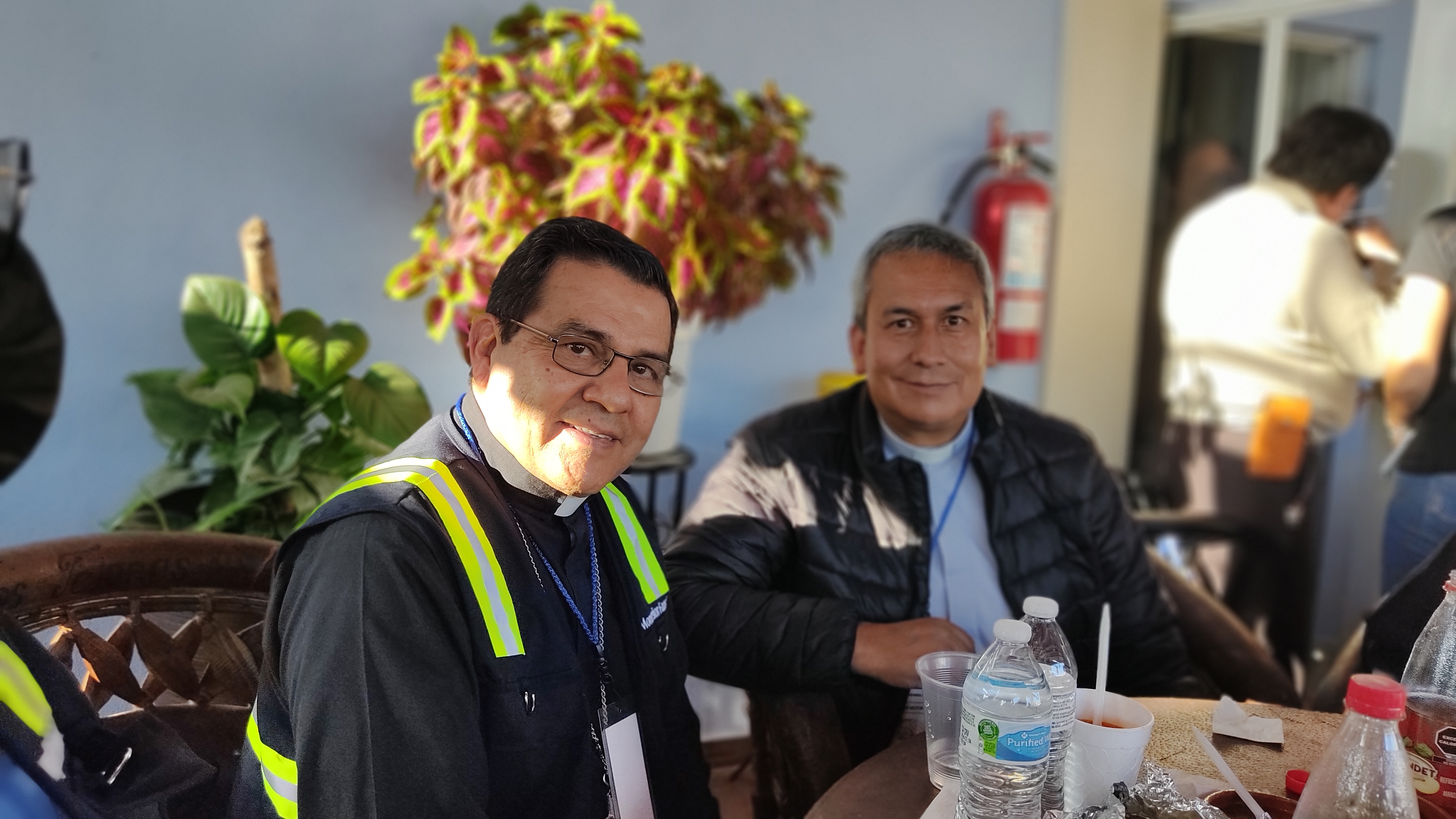 Nuestro párroco, padre Néstor Fernando, con mons. Faustino, arzobispo de Durango. En San José de Mesillas.